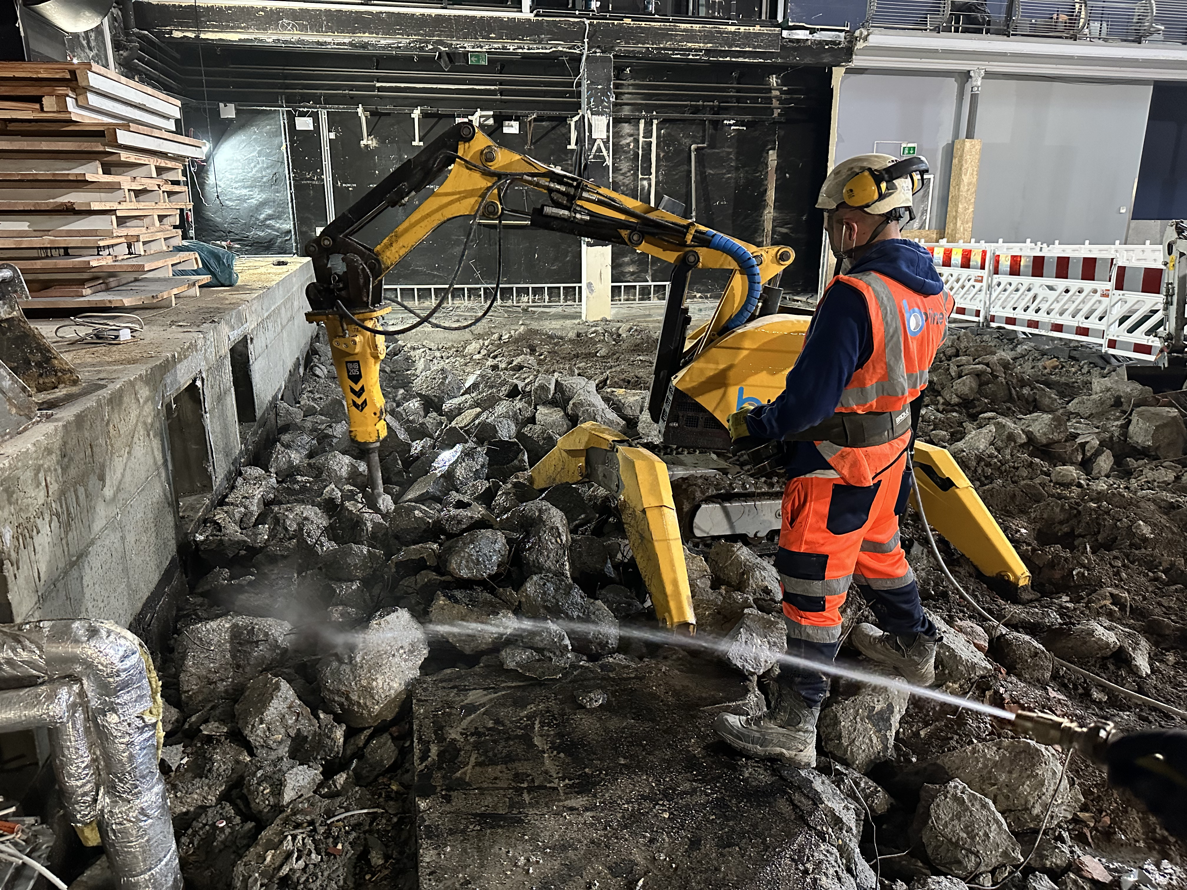 Betonabbruch Velodrom Regensburg | Brokk 160 & Theater – b-line Blog – b-line GmbH Referenzprojekt
