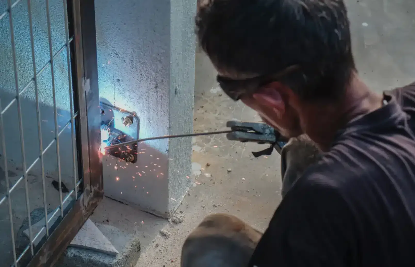 What are the differences between iron and aluminum fencing?